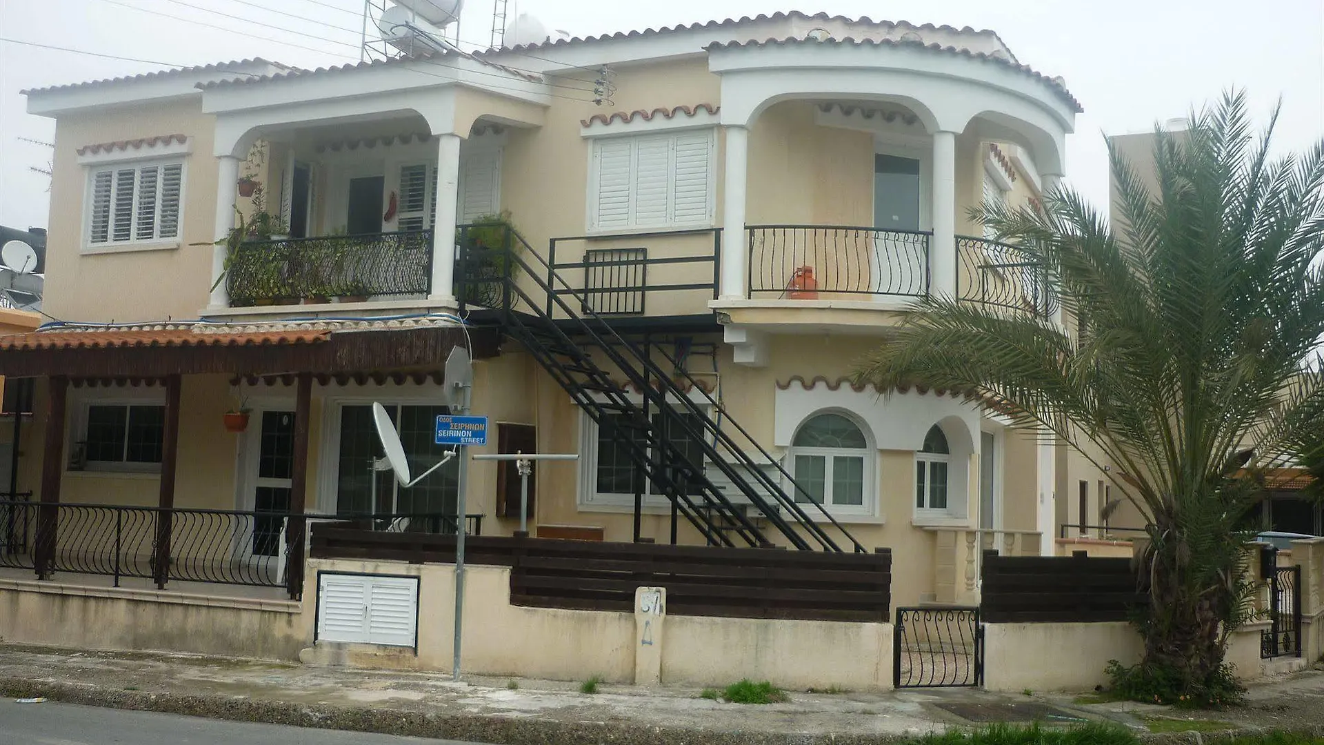 Επικοινωνία με το Larnaca Budget Residences